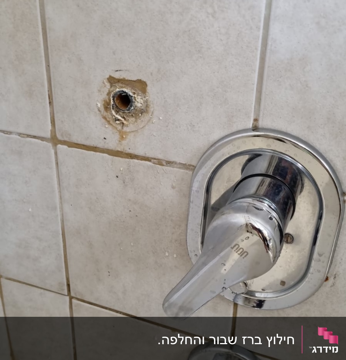 ברז מים עם חור בקיר קרמיקה